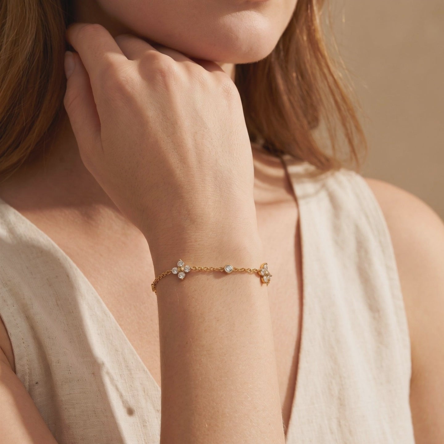 YLQ49406-bracelet lifestyle video