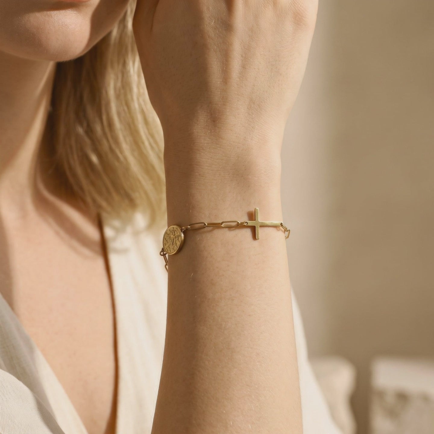 YLQ49801-bracelet lifestyle video