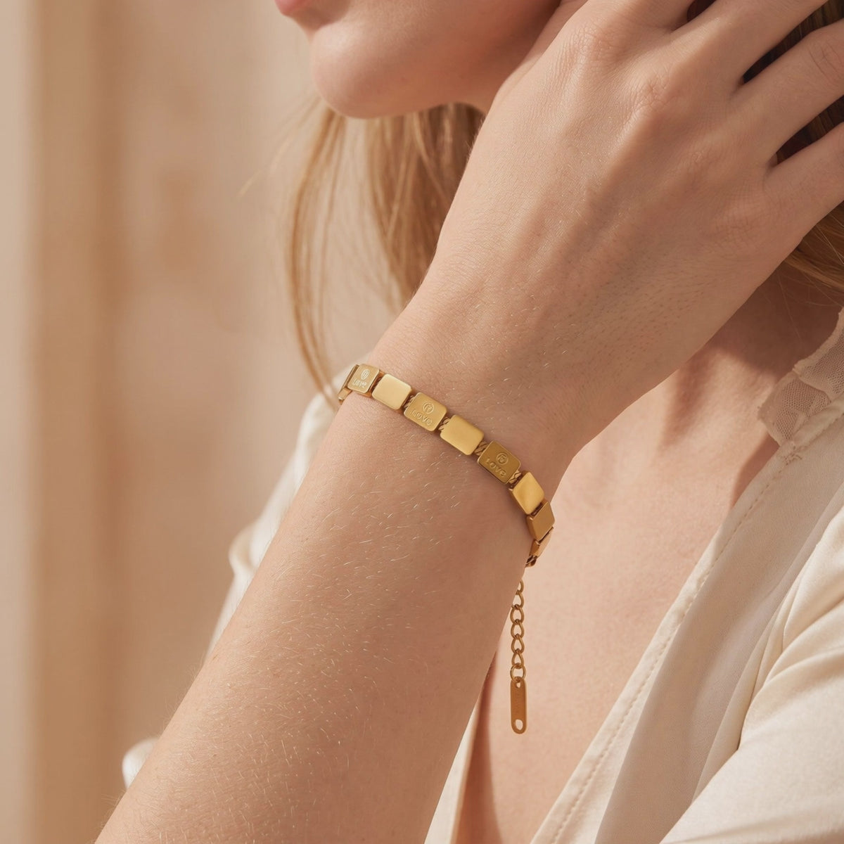 YLQ49422-bracelet lifestyle video
