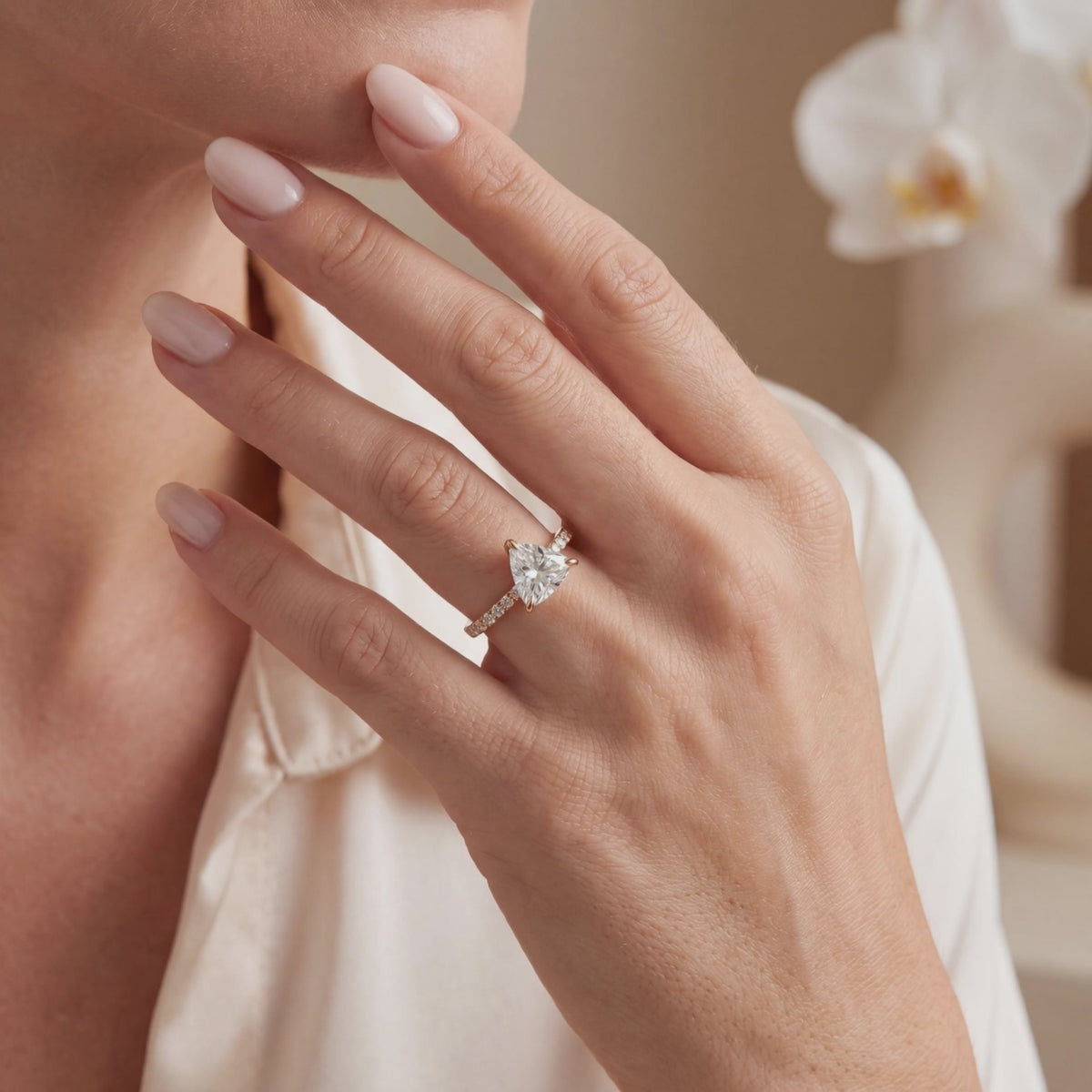 AI0009-TRI-0.5CT-PAVE-SOLIT lifestyle video
