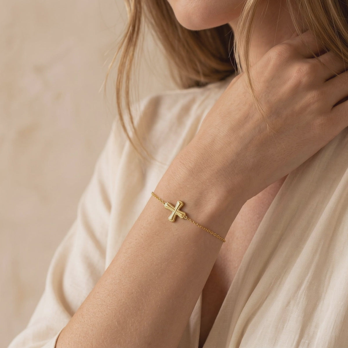 YLQ49800-bracelet lifestyle video