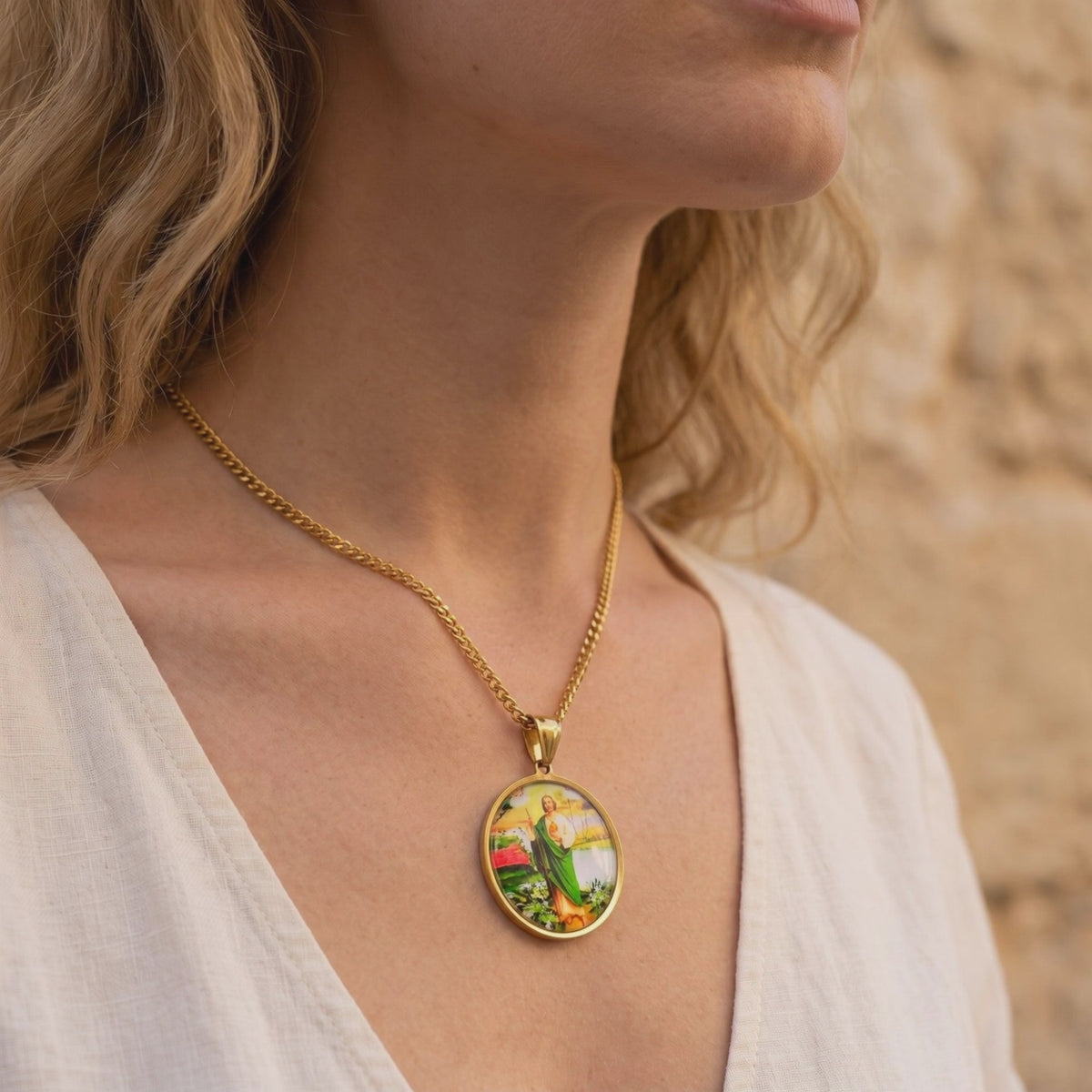 YLQ50596-Necklace lifestyle video