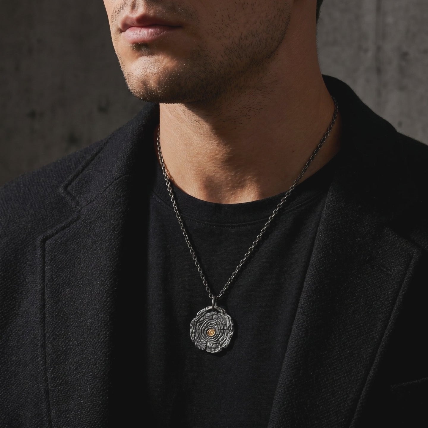 YLQ49945-Necklace lifestyle video