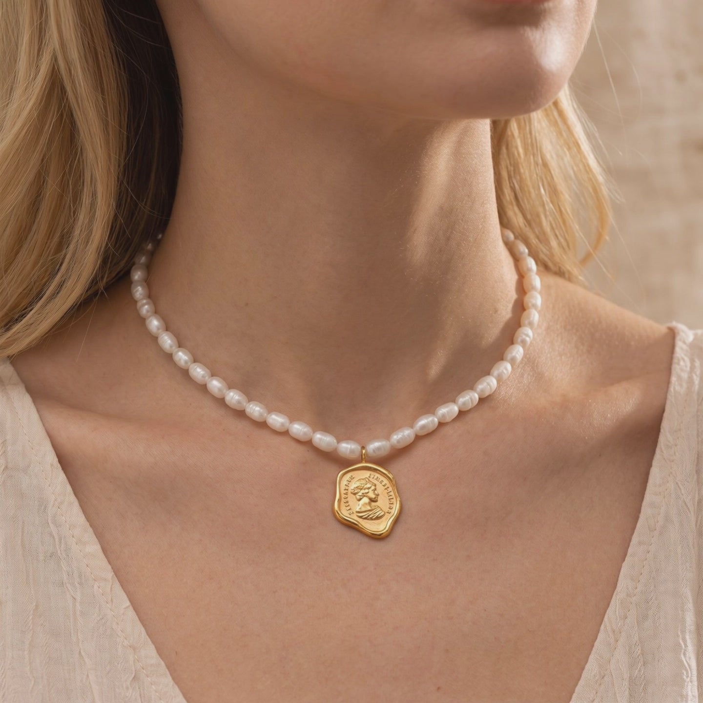 YLQ49158-NECKLACE lifestyle video