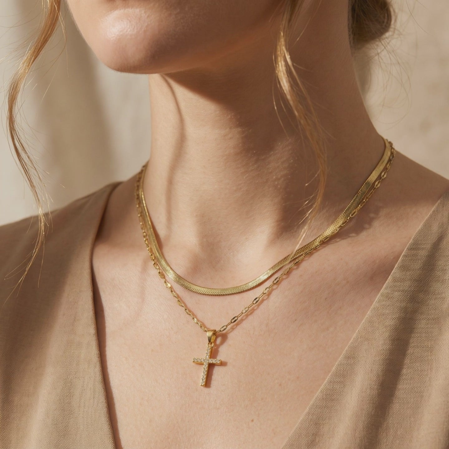 YLQ49550-cross necklace lifestyle video