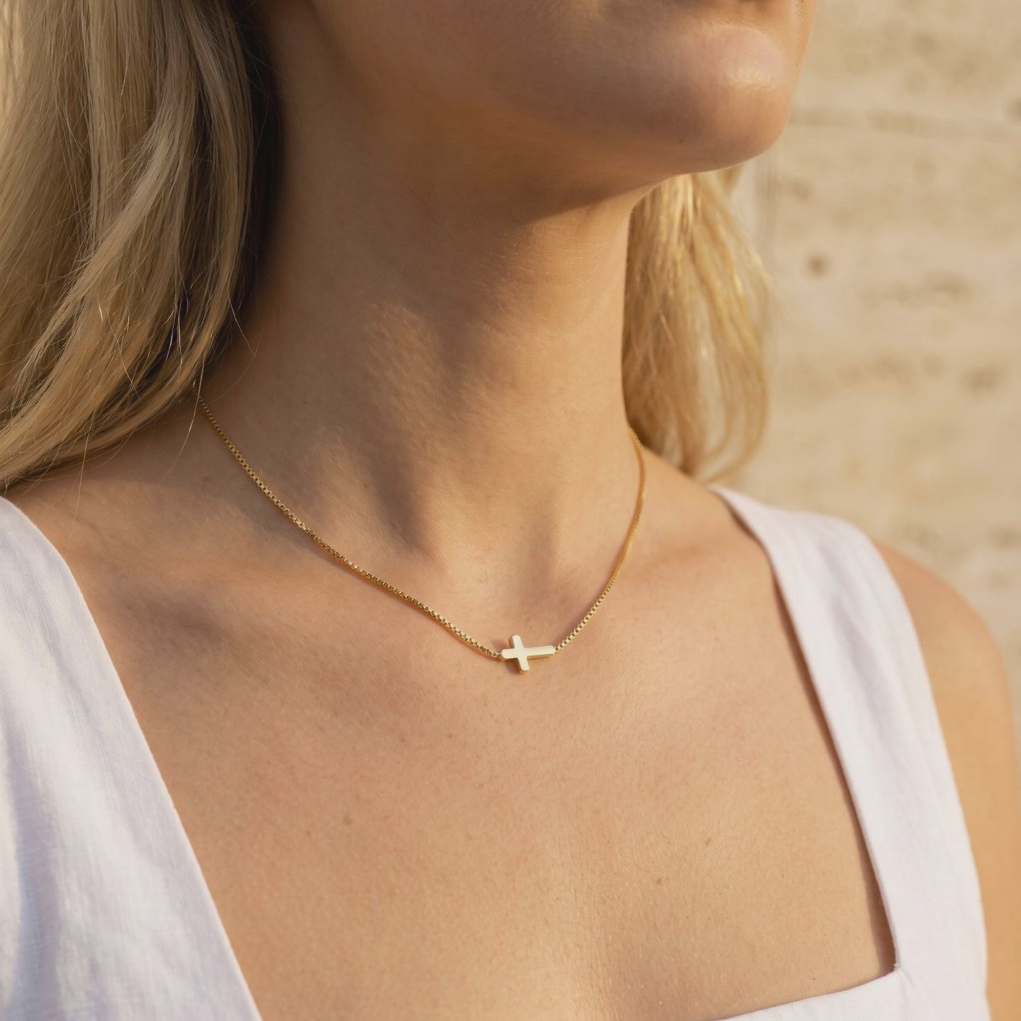 YLQ49541-cross necklace lifestyle video