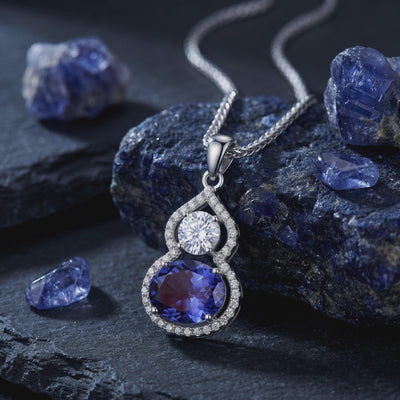 Amellina tanzanite pendant necklace in solid gold.