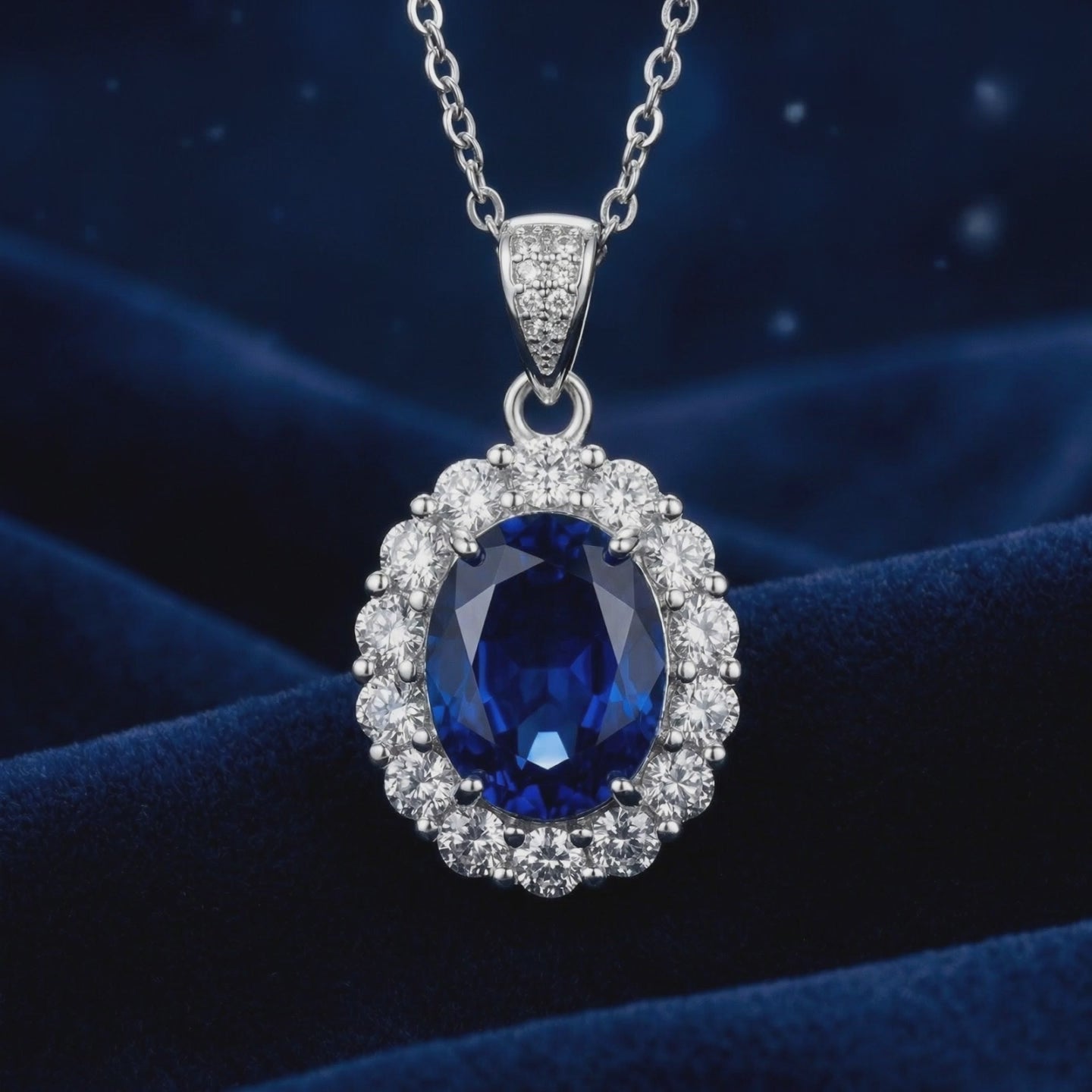 Video of the simulated sapphire halo necklace in solid gold.