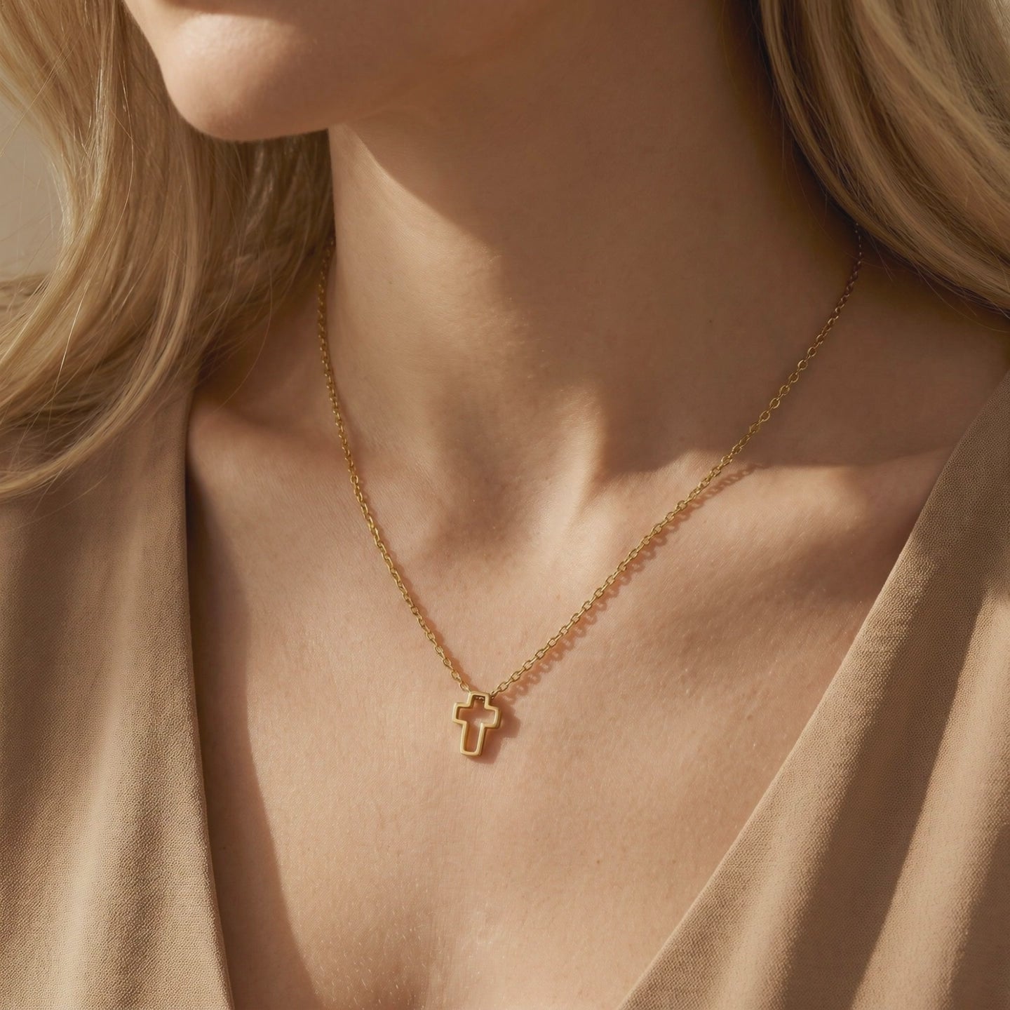 YLQ49565-cross necklace lifestyle video