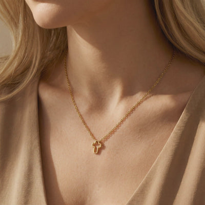 YLQ49565-cross necklace lifestyle video