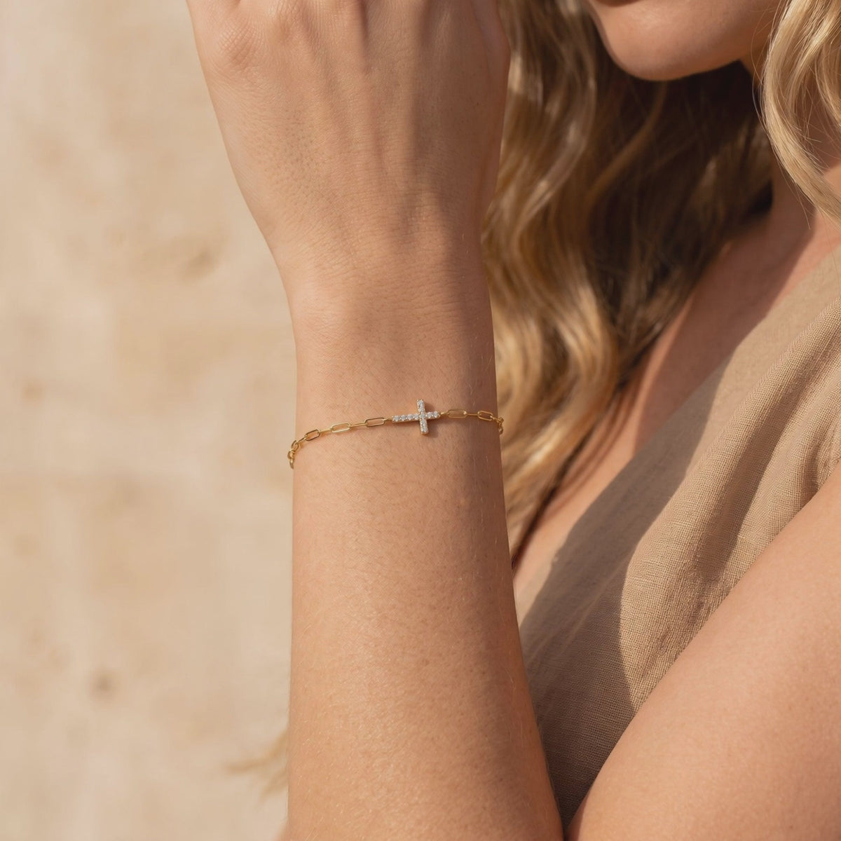 YLQ49605-bracelet lifestyle video