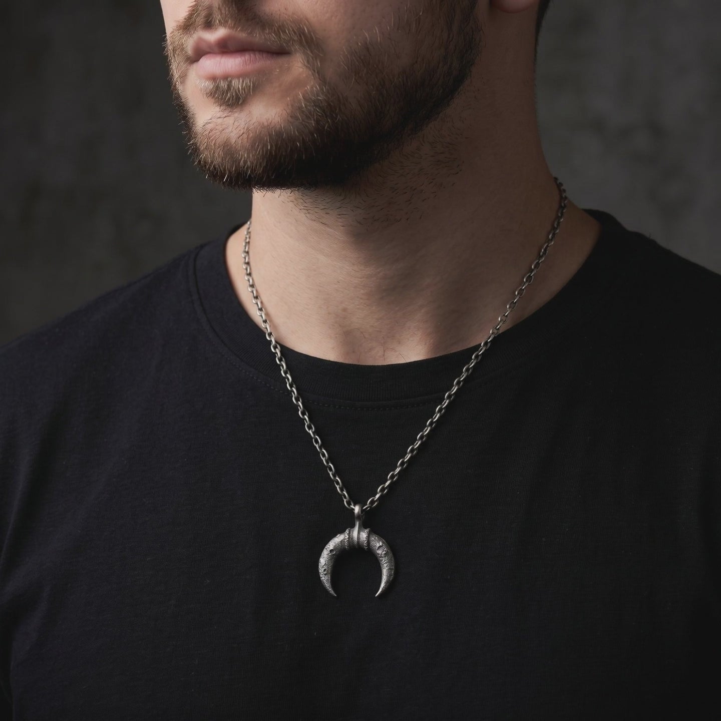 YLQ49961-Necklace lifestyle video