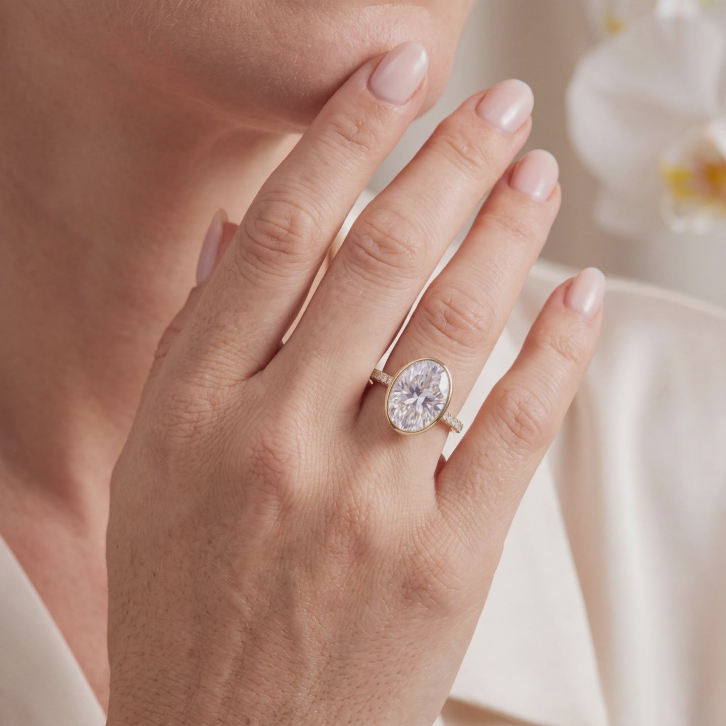 AI0009-OVA-5CT-PAVE-BEZEL lifestyle video