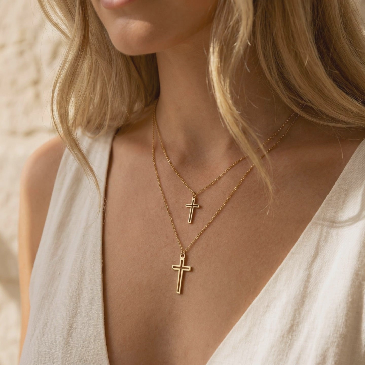 YLQ49571-cross necklace lifestyle video