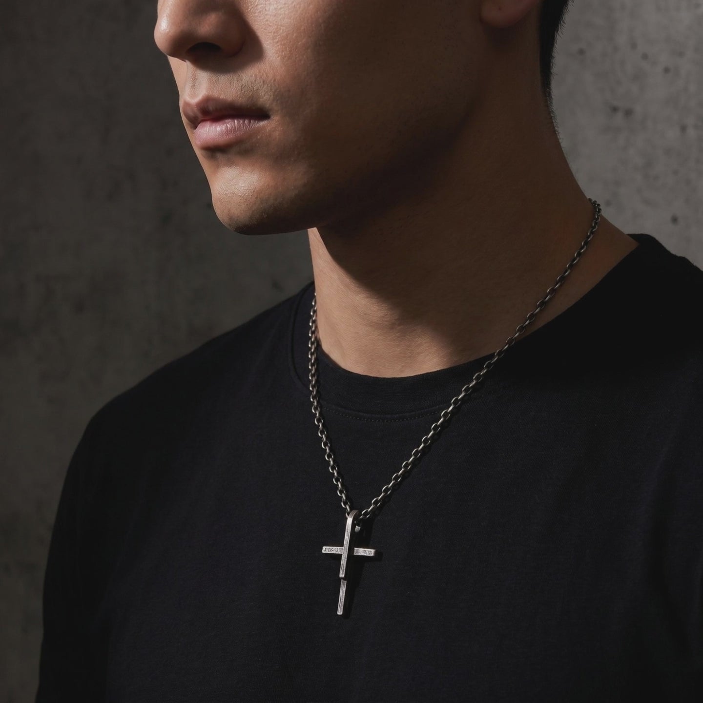 YLQ49939-Necklace lifestyle video