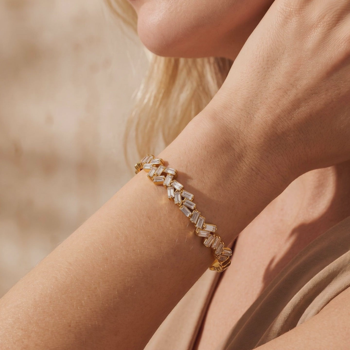 YLQ49441-bracelet lifestyle video