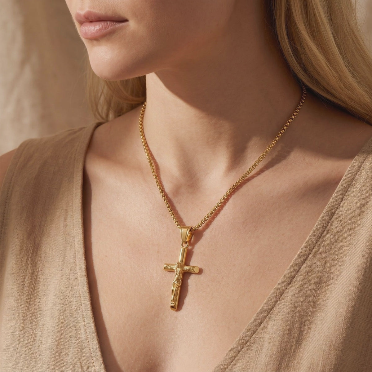 YLQ49649-cross necklace lifestyle video