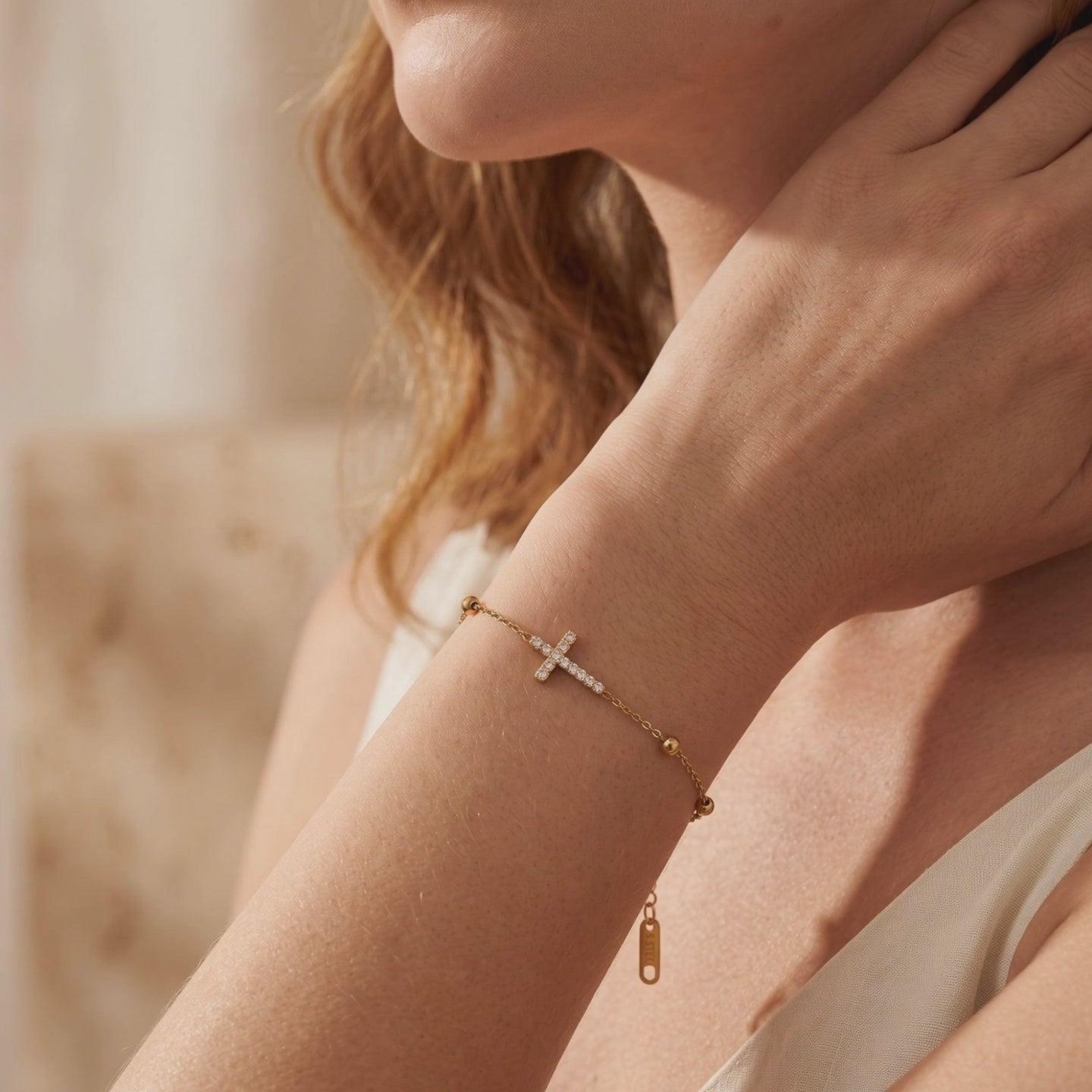 YLQ49606-bracelet lifestyle video