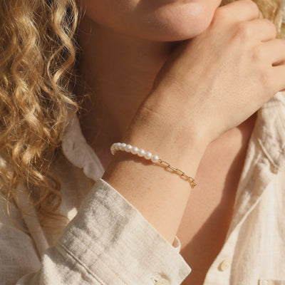Video of a model wearing the solid gold pearl bracelet on her wrist.