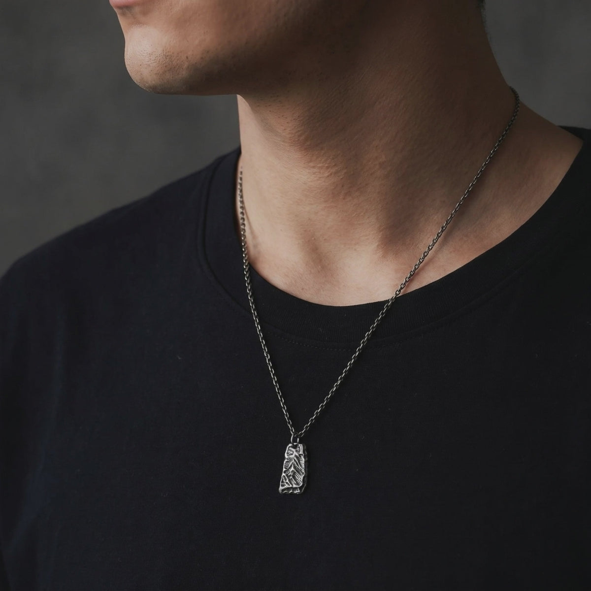 YLQ49935-Necklace lifestyle video