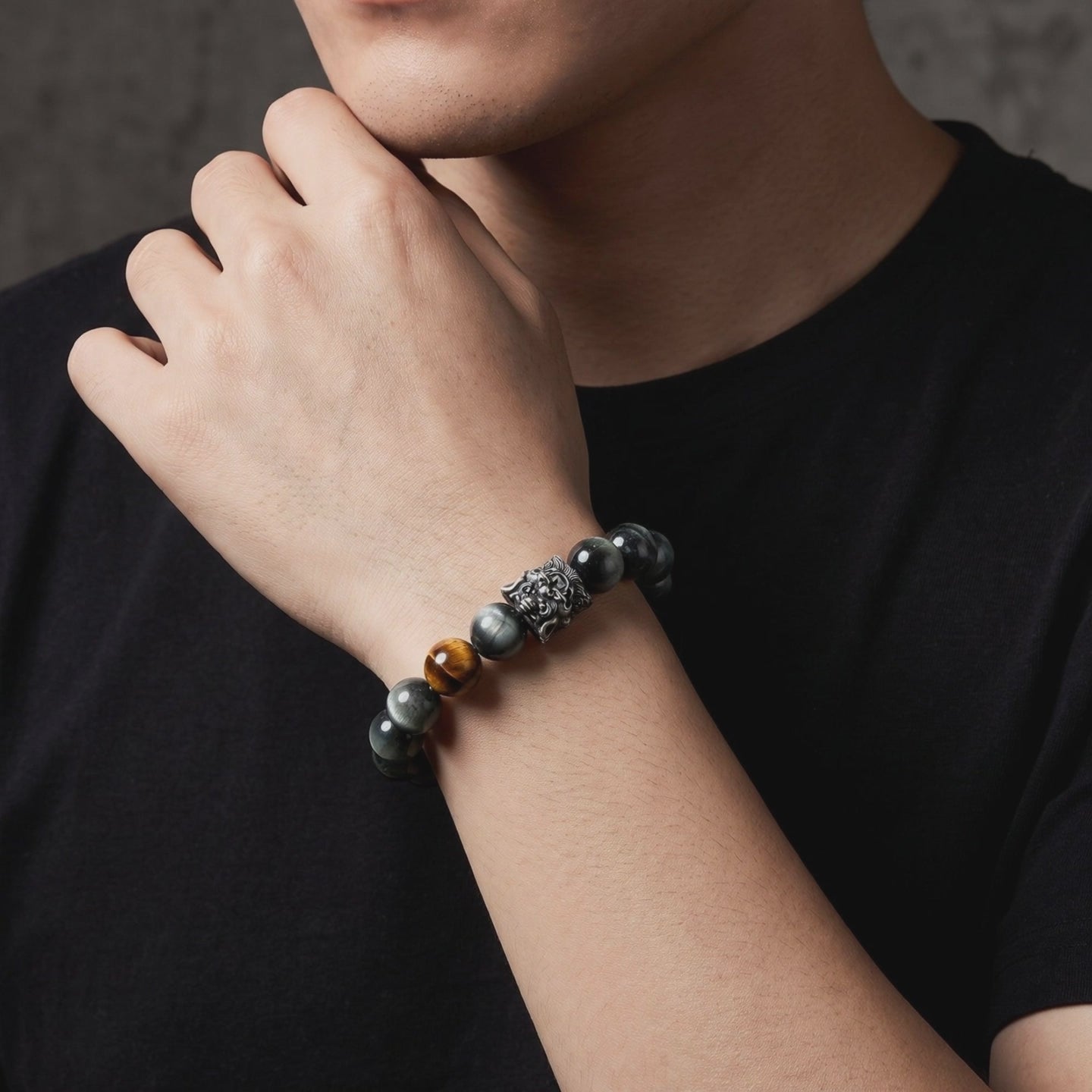 YLQ50055-bracelet lifestyle video