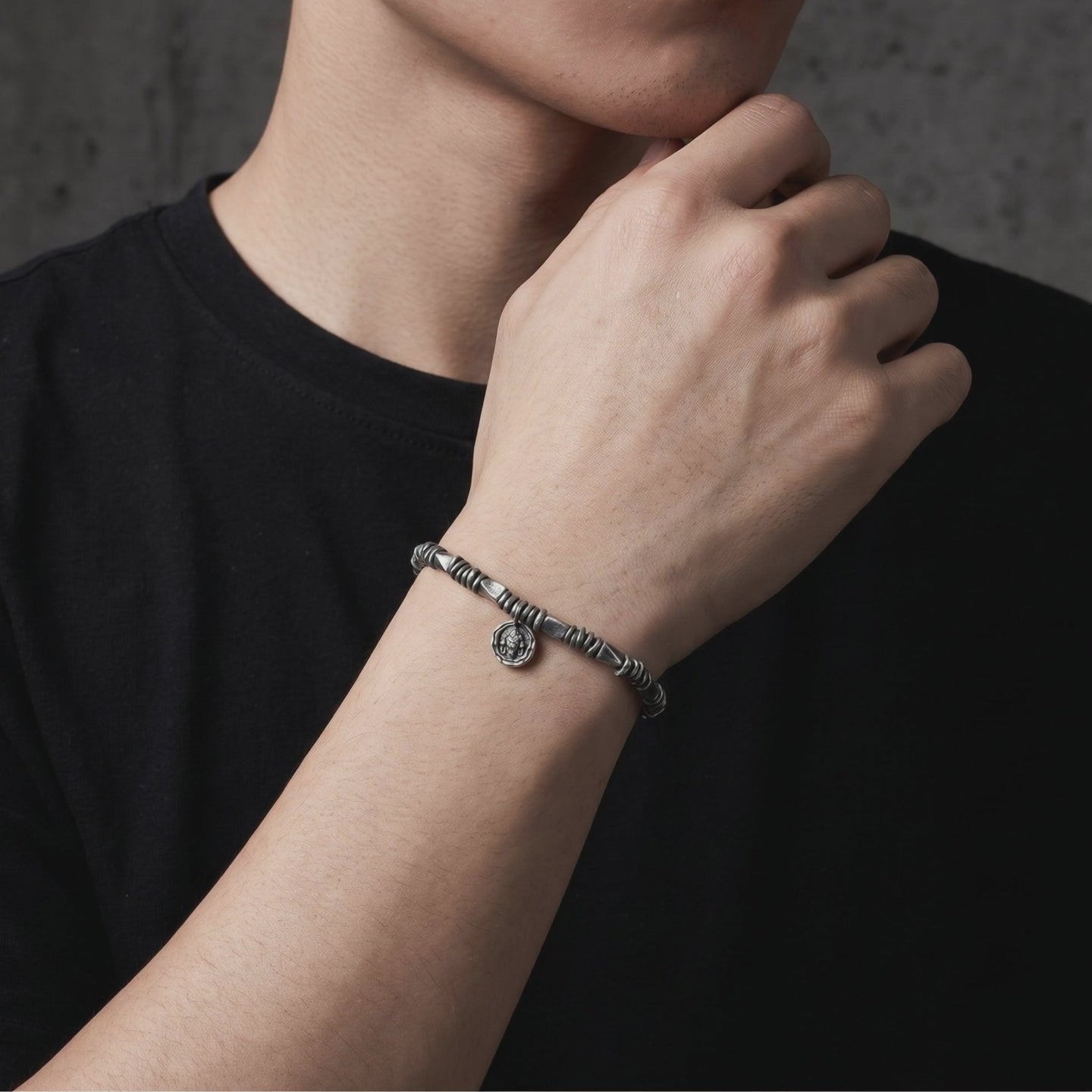 YLQ50059-bracelet lifestyle video