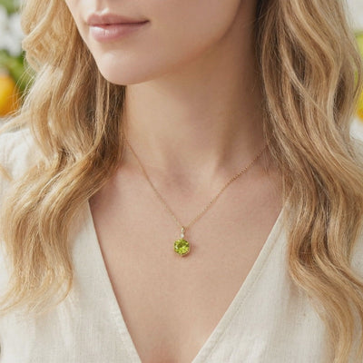 A video showcasing the solid gold necklace with a hexagonal simulated peridot pendant.