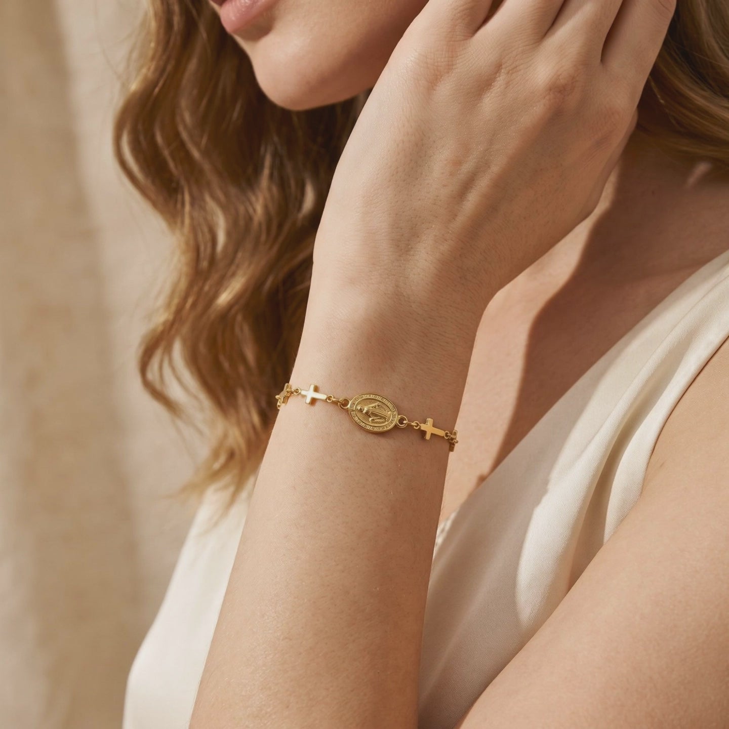 YLQ49785-bracelet lifestyle video