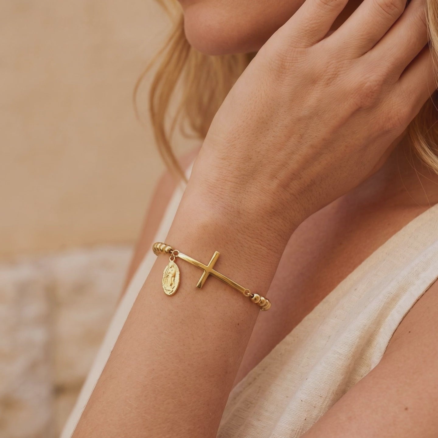 YLQ49616-bracelet lifestyle video