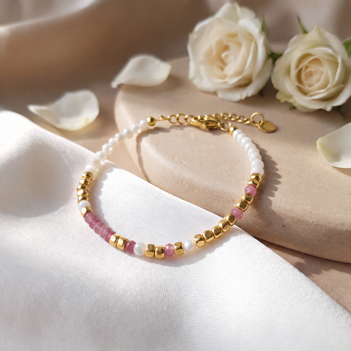 Complete gold-tone PVD steel support bracelet with pink faceted beads, white beads and adjustable chain clasp